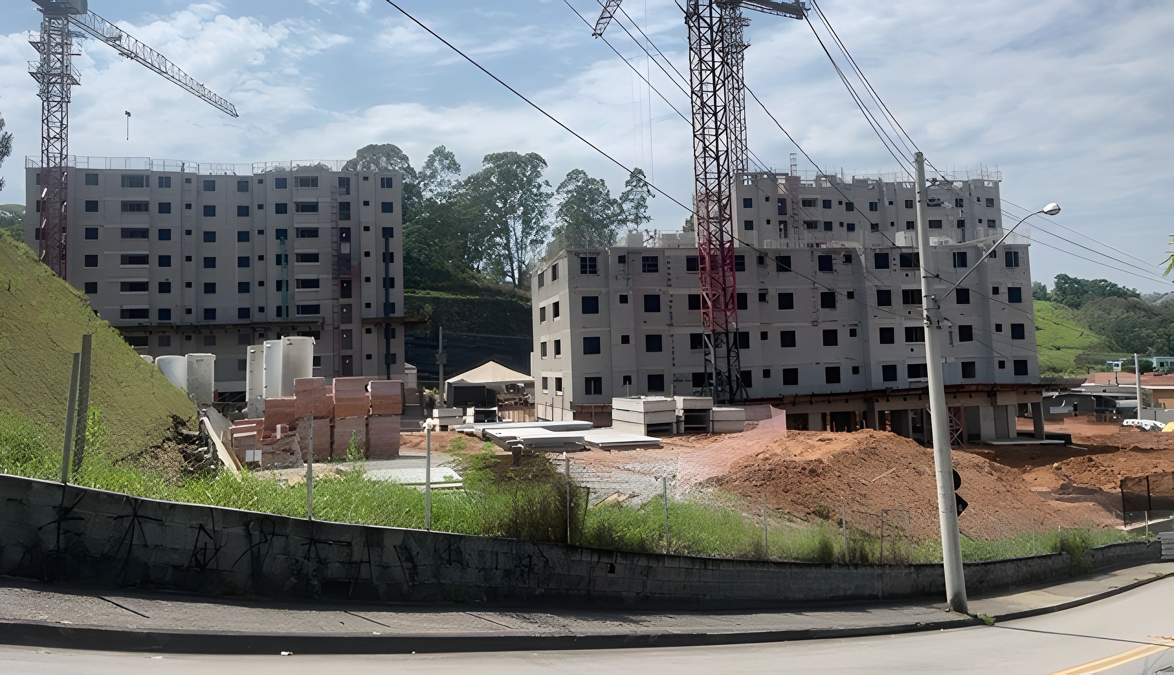 Blocos residenciais em alvenaria estrutural de blocos de concreto em execução